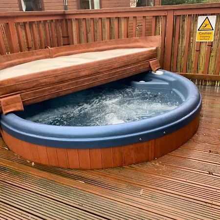 Tulip Lodge-green & Peace With Hot Tub Little Habton